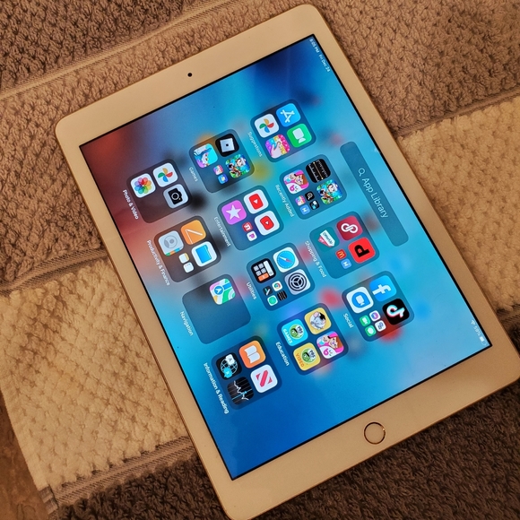 Apple iPad 5th Generation 32GB WiFi - Picture 2 of 8